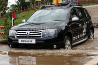 Renault Duster 4x4 berusaha menerobos genangan.