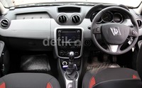 Fitur safety jelas menjadi sesuatu yang harus dimiliki Renault Duster 4x4. Seperti Dual Front airbags, ABS, EBD dan BA juga ikut disediakan.