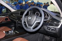 All New BMW X5 Advanced Diesel ini akan tersedia di semua diler resmi BMW pada Juni mendatang dan akan dilengkapi dengan BMW Service Inclusive termasuk perawatan rutin tanpa biaya selama 5 tahun atau hingga 60.000 km, tergantung mana yang tercapai dulu, serta garansi 36 bulan tanpa batasan jarak tempuh.