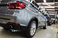 Meski dirakit di Indonesia, BMW mengklaim X5 diesel ini telah menetapkan standar di bidang kenikmatan berkendara, kenyamanan, desain, kemewahan, kelapangan, teknologi inovatif dan yang paling penting efisiensi bahan bakar.
