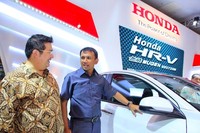 Gubernur Sumatera Utara Gatot Pujo Nugroho, saat pembukaan pameran berkesempatan melihat-lihat berbagai mobil, termasuk Honda HR-V. (istimewa/PT Honda Prospect Motor).