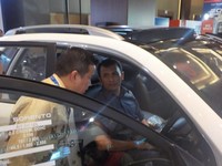Gubernur Sumatera Utara Gatot Pujo Nugroho mencicipi mobil KIA Sorento. Menurut Gatot, Sumatera Utara memiliki potensi besar untuk menjadi daerah tujuan investasi ekonomi, termasuk di bidang otomotif. (istimewa/PT Kia Mobil Indonesia).