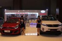 Kia menampilkan produk-produk seperti Picanto Platinum yang sudah menggunakan teknologi Dual CVVT, Kia All New Rio Hatchback serta Kia All New Sorento CRD-i. (istimewa/PT Kia Mobil Indonesia).
