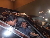     Gubernur Sumatera Utara Gatot Pujo Nugroho di booth Nissan yang menampilkan X-Trail dan berbagai mobil Datsun. (istimewa/Dyandra Promosindo).