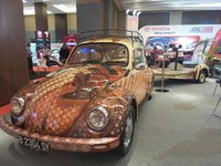 Mobil VW Kodok yang unik dicat dengan motif batik dan di bagian belakang mobil terdapat sebuah gandengan yang dilengkapi dengan kursi dan meja ini menjadi suatu keunikan yang ditampilkan untuk pertama kalinya di Pameran Otomotif Medan. (istimewa/Dyandra Promosindo).