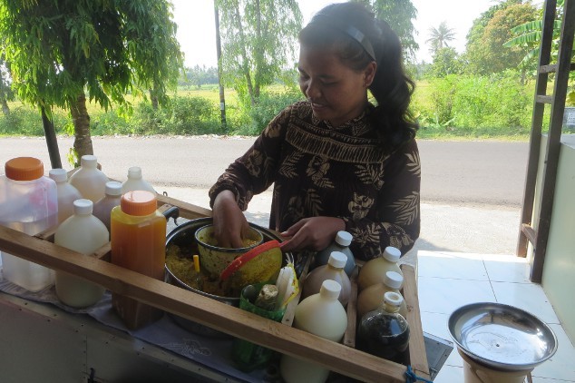 Kisah Sarjana yang Jadi Mbok Jamu: Ada Pembeli Bayar dengan Makanan