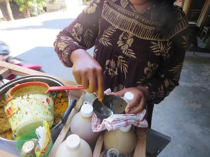 Unik, Mbok Jamu yang Sarjana Ini Gunakan Batok Kelapa Sebagai Gelas