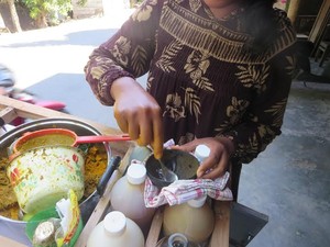 Unik, Mbok Jamu yang Sarjana Ini Gunakan Batok Kelapa Sebagai Gelas