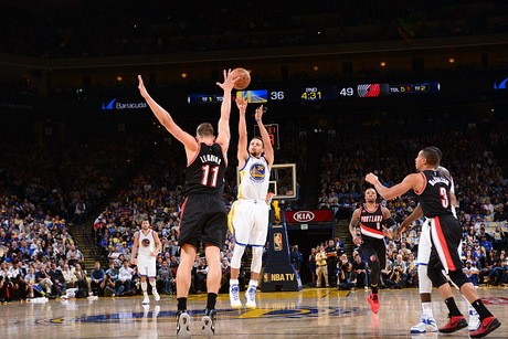 Curry Cemerlang, Warriors Kalahkan Blazers