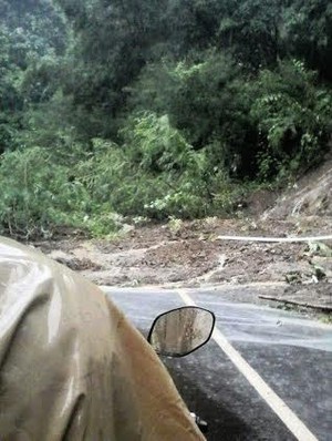 Akibat Hujan Semalaman, Longsor Tutup Akses Jalan Surade Sukabumi