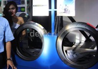 Pilot Road 4 diklaim memiliki desain dengan kontruksi yang mampu memberikan daya cengkeram lebih kuat, dan usia pakai 20 persen lebih lama ketimbang produk sebelumnya.