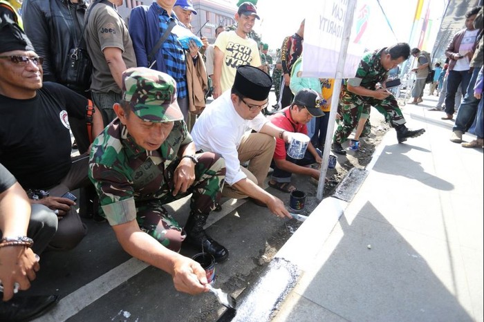 Kerja Bakti, Ridwan Kamil dan Pangdam Siliwangi Ngecat Trotoar Alun-alun