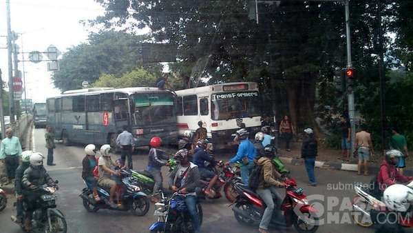 Bus TransJakarta Senggolan dengan Bus Transformers di Halimun, Lalin Macet