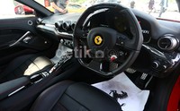 Melihat interior di mobil Ferrari tersebut. 