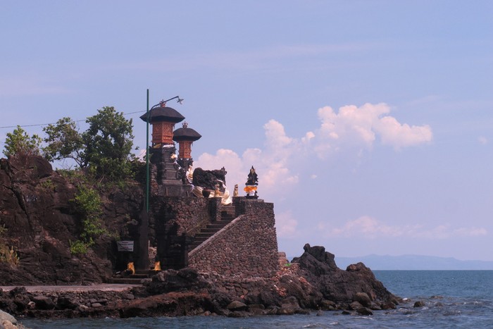 Bukan di Bali, Pura di Pinggir Pantai Ini Ada di Lombok
