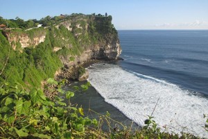 Memandang Indahnya Pantai dari Bibir Tebing Uluwatu