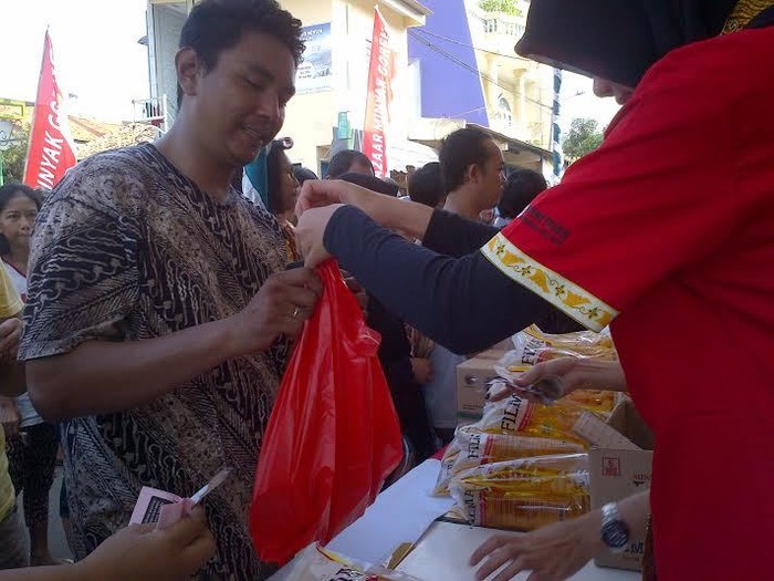 Mendag Gobel Jadi Penjual Minyak Goreng Dadakan