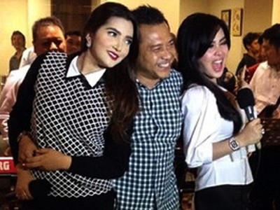 Ciee.. Ashanty-Syahrini Peluk-pelukan, Anang Senyum Lebar