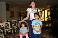 Istri Indra Brasco itu tengah hang out dengan kedua buah hatinya. Pool/Gus Mun/detikFoto.