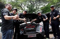 President Director PT Federal Karyatama, Patrick Adhiatmadja, bersama Sales and Marketing Director Federal Mobil Lubricants, Rudy Hartono Husada, Finance and Admin Director PT Federal Karyatama, Tan Lusi Sutanto, dan President Commisioner PT Federal Karyatama, Agung Cahyadi Kusumo, meluncurkan produk Fedreal Mobil Lubricants, di Jakarta.