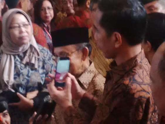 Di Puspiptek, Jokowi Promosi HP Produk Nasional yang Harganya Rp 1,5 Juta