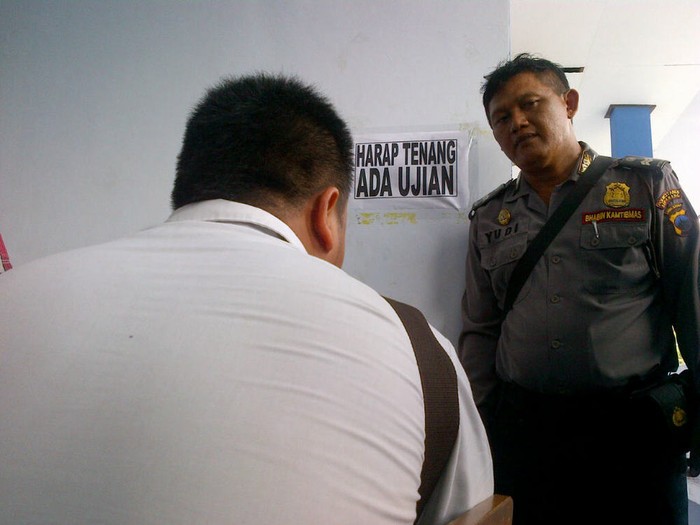 Tahanan Polsek di Semarang Kerjakan UN Dijaga Polisi