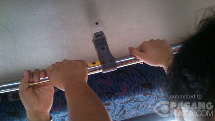 Pegangan di Bagian Atas Bus Jebol, Penumpang Kebingungan