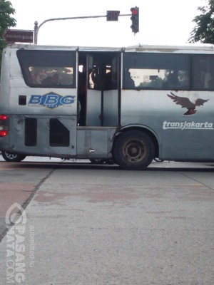 Uji Nyali Naik TransJ Penuh Sesak dengan Pintu yang Tak Bisa Ditutup