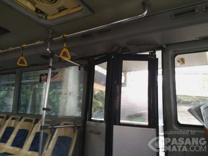 Pintu Darurat Bus TransJ Rusak, Penumpang Ini Jadi Handle Selama Perjalanan
