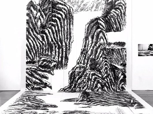 Wow! Seniman Tiongkok Bikin Lukisan dengan Sepatu Roda