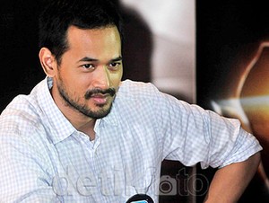 Oka Antara Sedia Vacuum Cleaner dan Lakban di Mobil