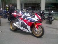 Moge kedua yang terlihat wara-wiri adalah moge Honda CBR1000RR. Kedua moge terlihat di kawasan parkiran moge Senayan City.
