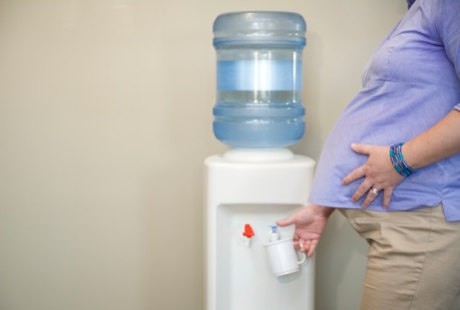 Sering Dilupakan, Ibu Hamil Butuh Banyak Cairan