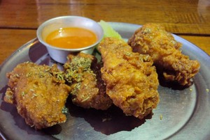 Chick-A-Pow: Enaknya Ngemil Nachos dan Chicken Wings Berbumbu Amerika