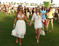 Tampil kompak di Festival Coachella, Paris dan Nicky Hilton jadi pusat perhatian. Matt Cowan/Getty Images/detikFoto.