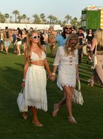 Party Time! Paris dan Nicky Hilton Kompak di Festival Coachella