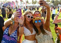 Para pengunjung tak melewatkan momen untuk selfie bareng Paris Hilton. Jesse Grant/Getty Images/detikFoto.