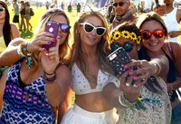 Para pengunjung tak melewatkan momen untuk selfie bareng Paris Hilton. Jesse Grant/Getty Images/detikFoto.