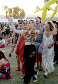 Melihat sahabatnya DJ Mia Moretti menari-nari, Katy Perry tampak tertawa riang. Mark Davis/Getty Images/detikFoto.