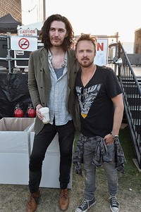 Hozier dan aktor Aaron Paul. Kevin Winter/Getty Images/detikFoto.