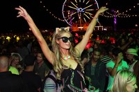 Menikmati musik yang disuguhkan, Paris terlihat menari-nari. Jesse Grant/Getty Images/detikFoto.