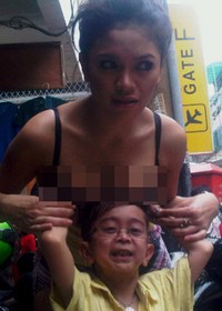 Nikita Mirzani tak akan bisa lepas dari daftar ini. Heboh dengan foto bugilnya, ia juga sempat bikin heboh karena pose nakal dengan Daus Mini. (Twitter/forum)