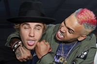 Justin berekspresi kocak saat berpose dengan Chris Brown. Chelsea Lauren/Getty Images for NYLON/detikHOT.