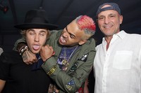 Chris Brown tampak meninju pipi Justin dan pelantun 'As Long As You Love Me' itu menunjukkan ekspresi kocak dengan menjulurkan lidahnya. Chelsea Lauren/Getty Images for NYLON/detikHOT.