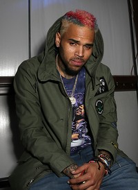 Rambut Chris Brown terlihat warna-warni. Chelsea Lauren/Getty Images for NYLON/detikHOT.