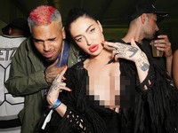 Ia juga berpose dengan rapper sekaligus model asal Amerika, Porcelain Black. Chelsea Lauren/Getty Images for NYLON/detikHOT.