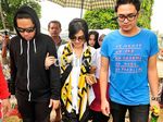 Syahrini Ziarah ke Makam Olga Syahputra