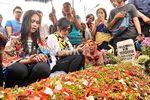 Syahrini Ziarah ke Makam Olga Syahputra