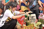 Syahrini Ziarah ke Makam Olga Syahputra