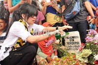 Buat aku, (Olga) sosok yang menyenangkan dan baik. Bisa memberikan hal-hal keceriaan sendiri, kenang Syahrini. Pool/Noel/detikFoto.